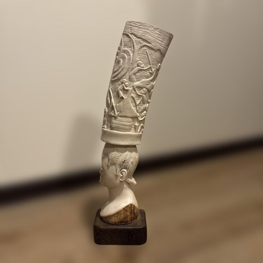 象牙風彫刻 人物像 木製台座付き