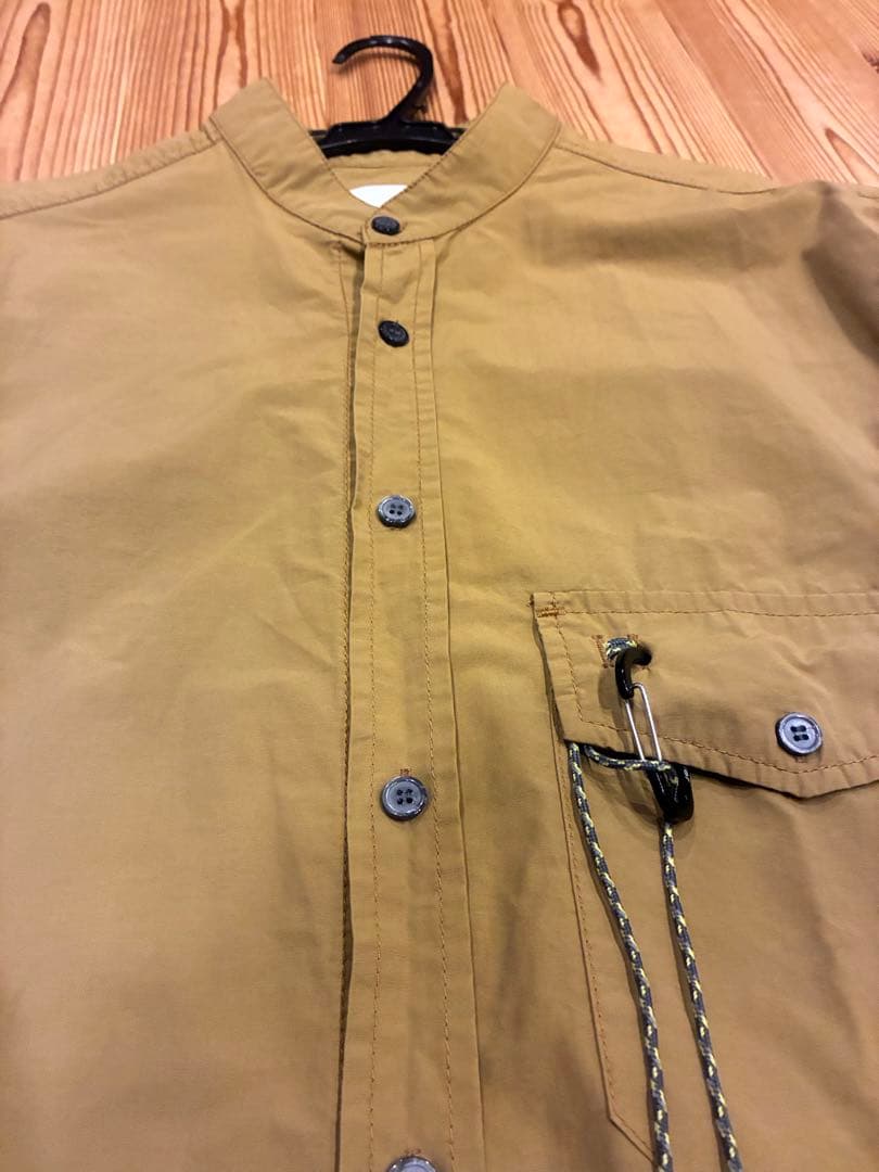 美品　アンドワンダー　 and wander ノーカラー　シャツ　キャメル　3