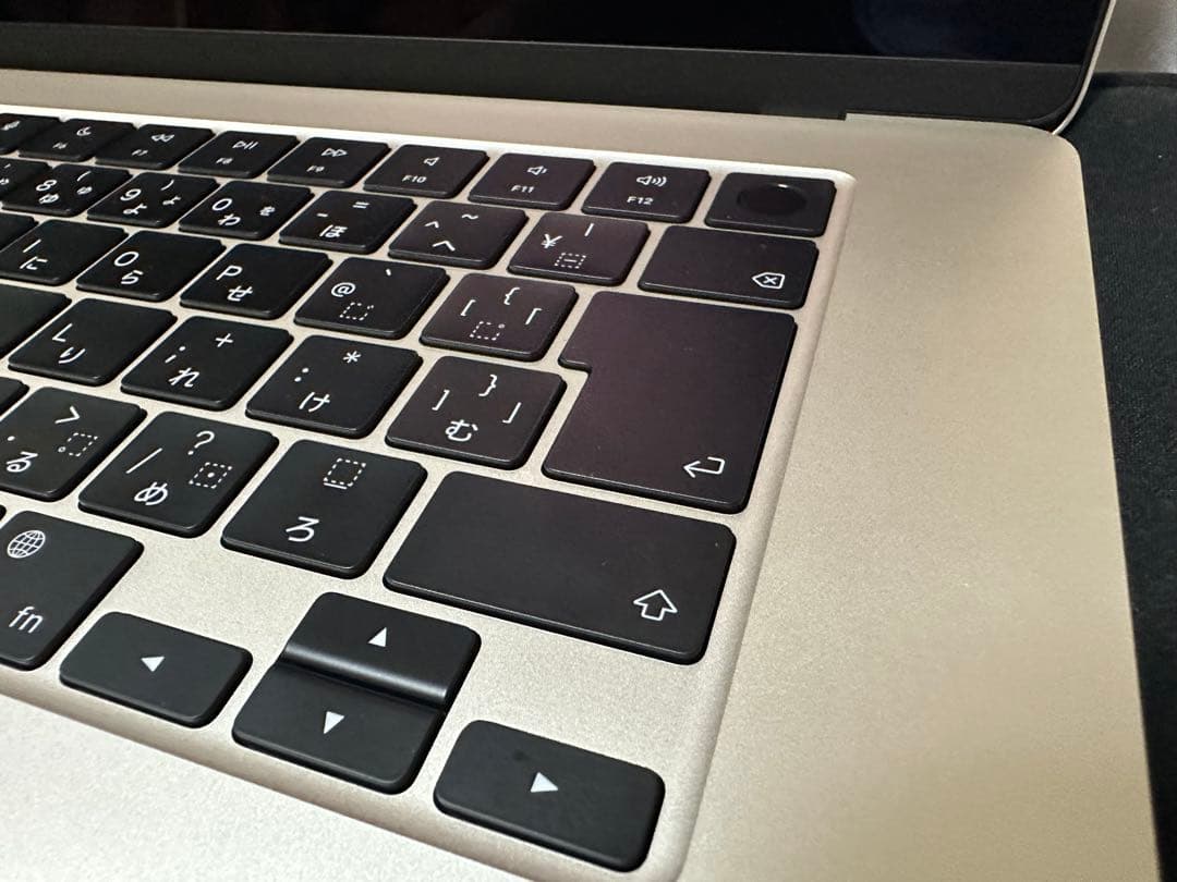 MacBook Air M2 8GB 15インチ