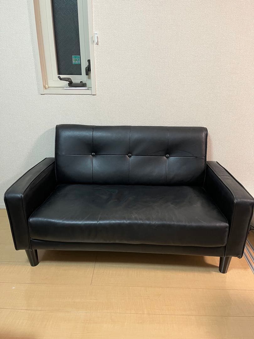 【送料込み・再値下げ】黒い合成皮革の2人掛けソファ