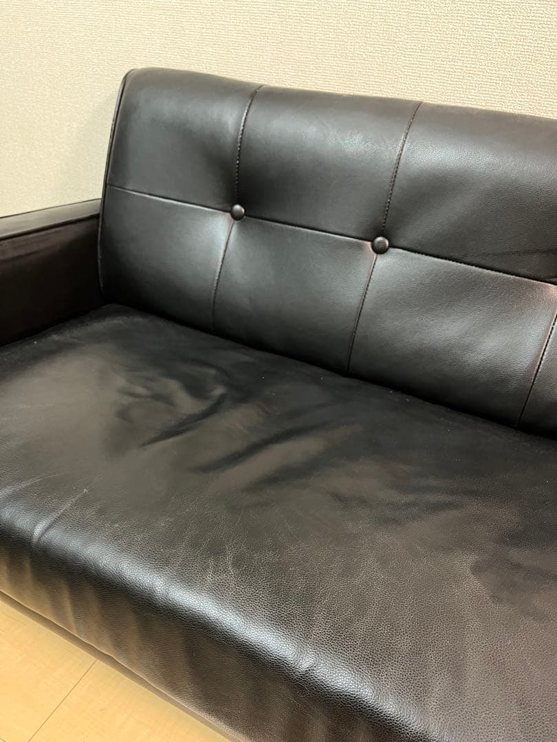【送料込み・再値下げ】黒い合成皮革の2人掛けソファ