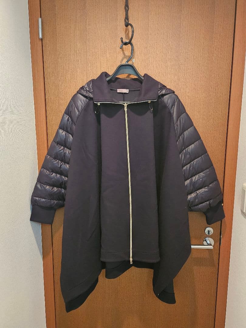 【新品未使用　2025年購入】HERNO フード付き 黒ダウンポンチョ