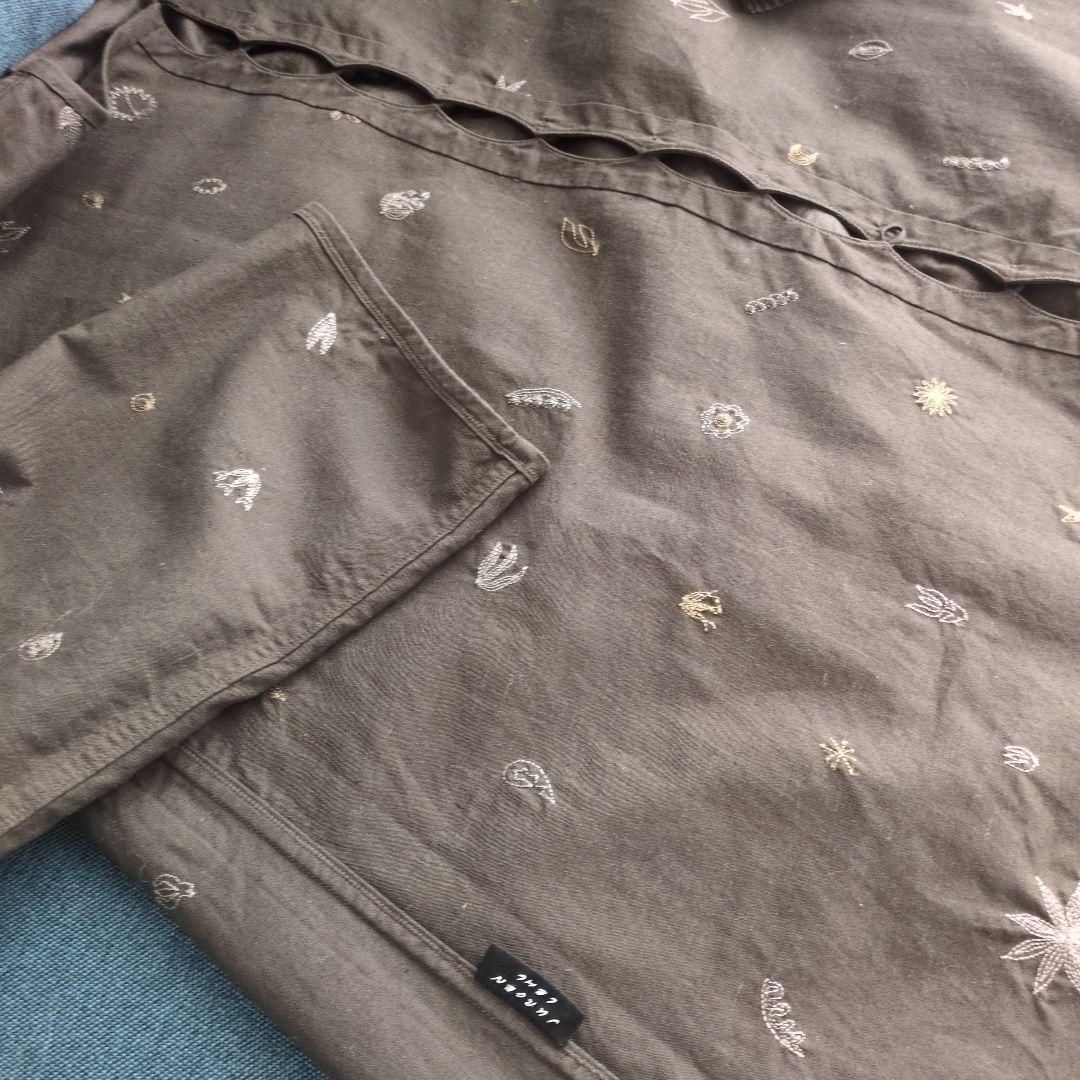 刺繍入りダークグレー長袖シャツ