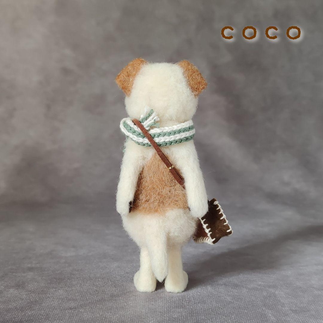 ショルダーバックを下げたハチワレわんこさん