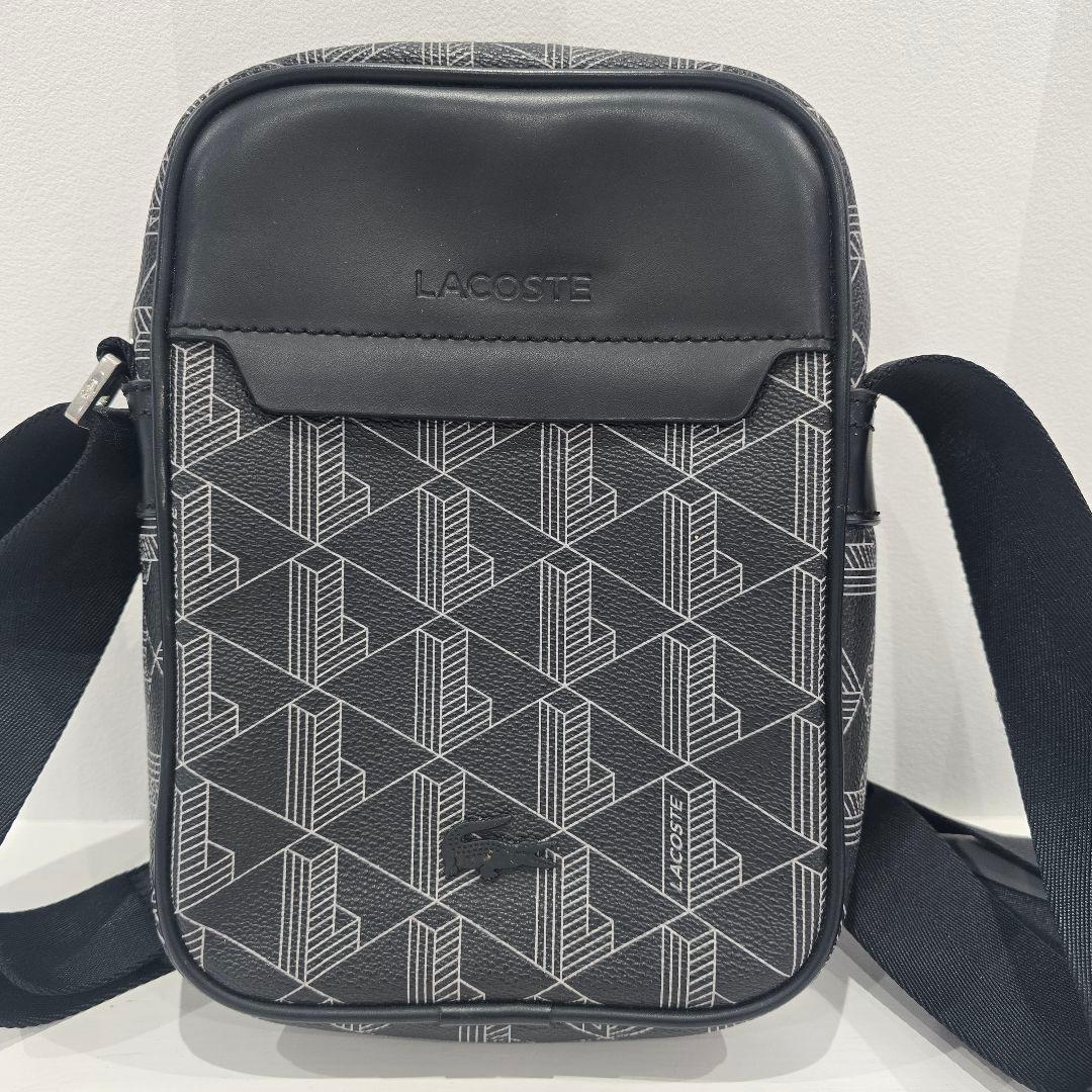 LACOSTE モノグラムバーティカル ショルダーバッグ