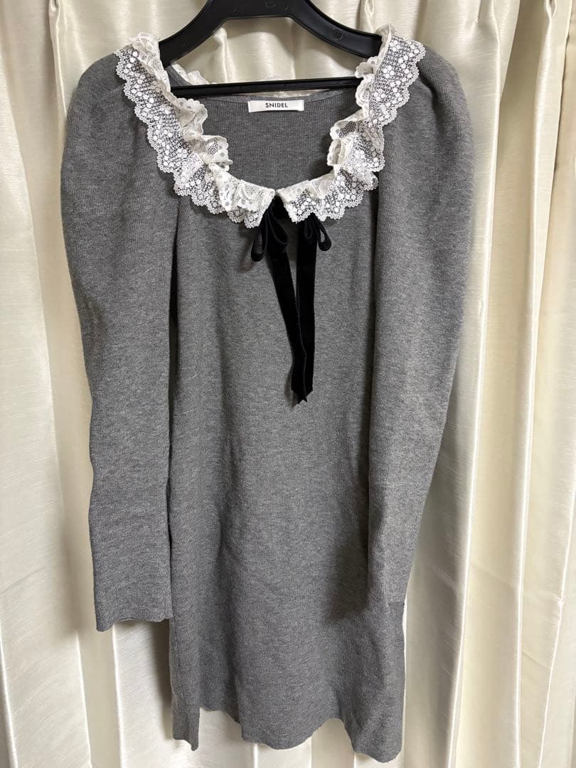 【※ウサギオンライン限定商品】SNIDEL フリルネックニットワンピース