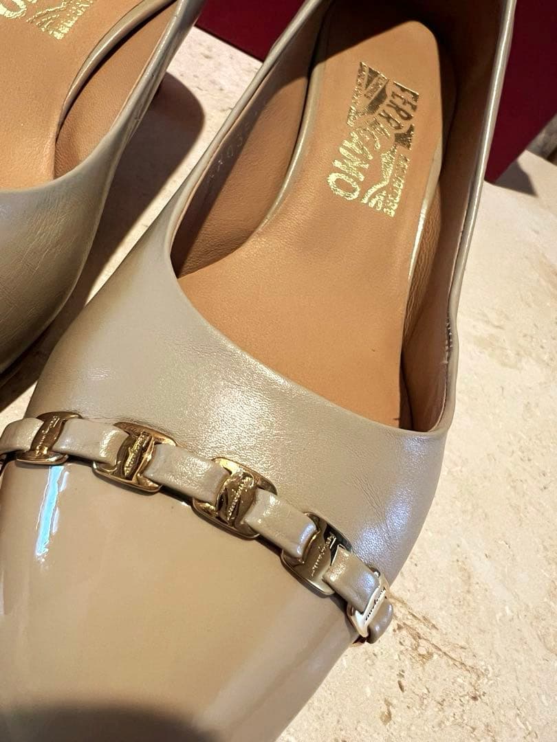 Salvatore Ferragamo カーフ、パテントパンプス