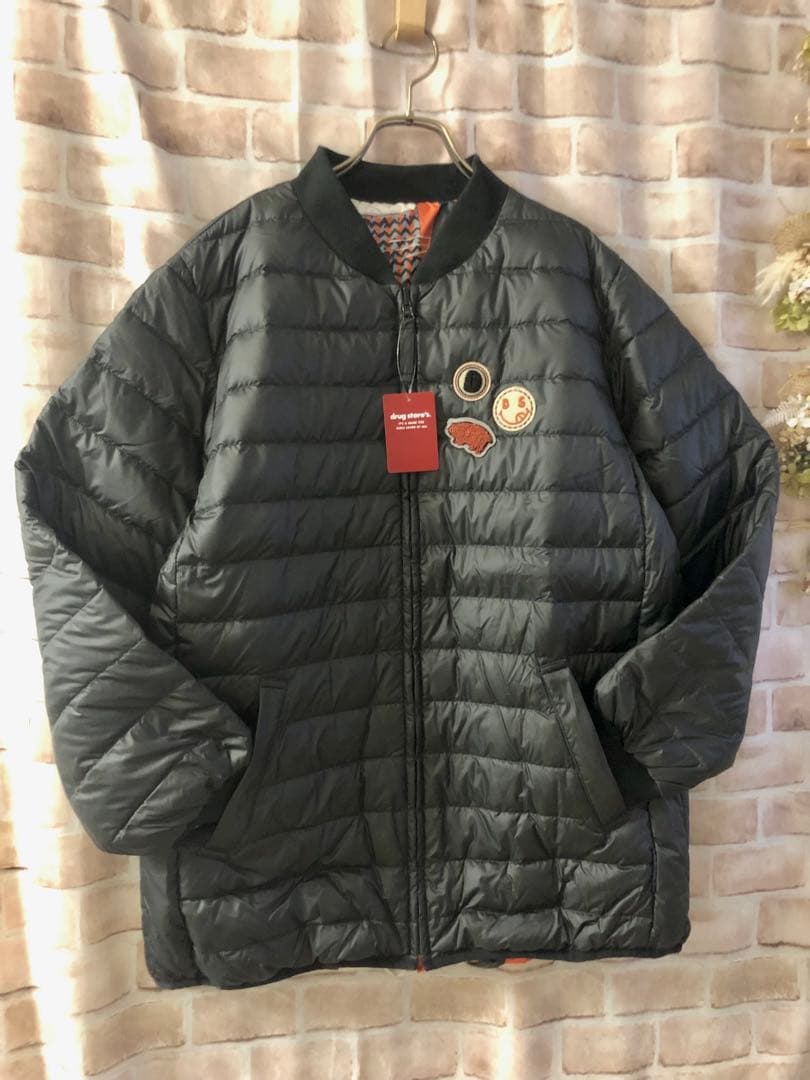 ドラッグストアーズ★リバーシブルライトダウンブルゾン★ブラック×ねこ＆ぶた総柄