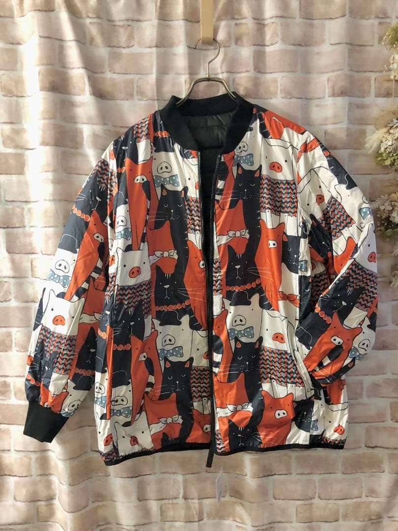 ドラッグストアーズ★リバーシブルライトダウンブルゾン★ブラック×ねこ＆ぶた総柄