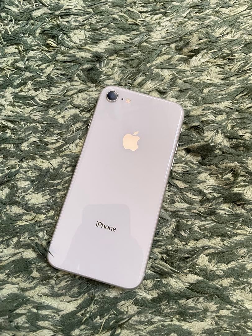 美品 iphone 8 64GB ホワイト シルバー 工場出荷状態でリセット済み