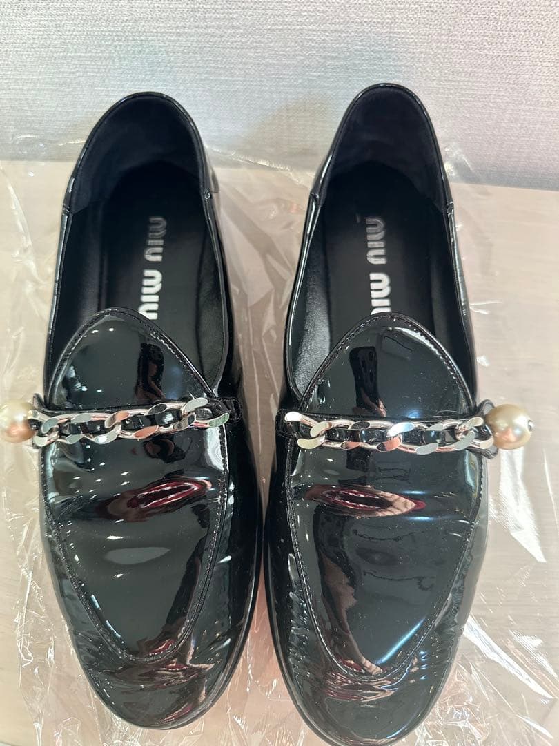 miu miu パール付きローファー
