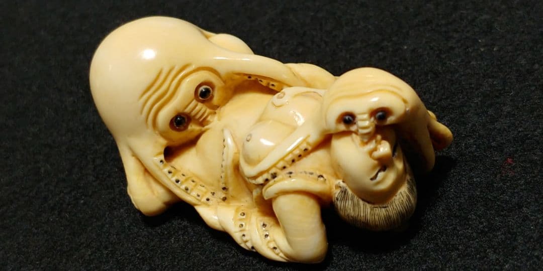 『蛸と海女』マンモス牙の彫刻 浮世絵師　葛飾北斎の「蛸と海女」の構図根付
