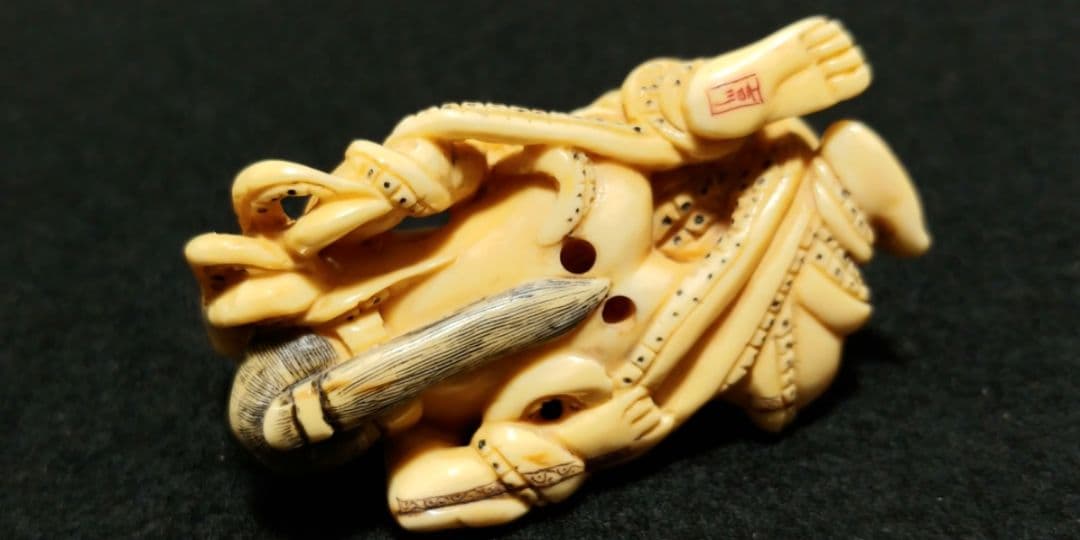 『蛸と海女』マンモス牙の彫刻 浮世絵師　葛飾北斎の「蛸と海女」の構図根付