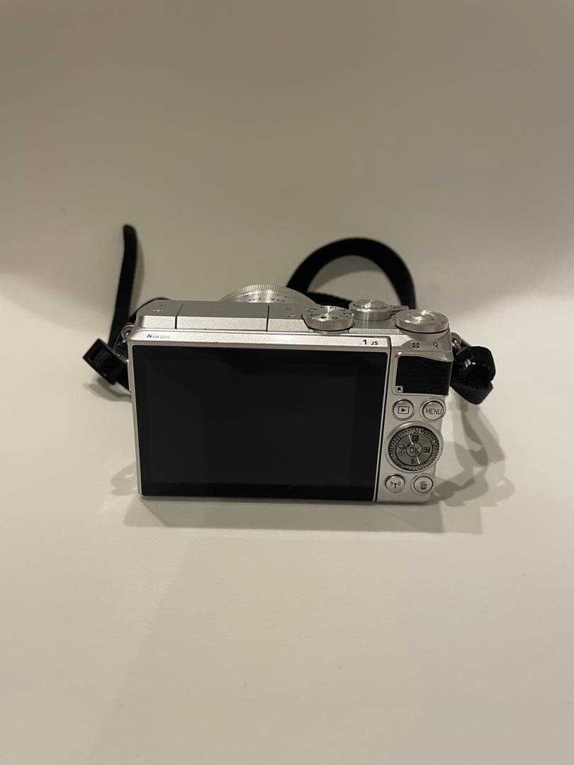 最終限定値下げ　Nikon 1 J5 ミラーレスカメラ シルバー