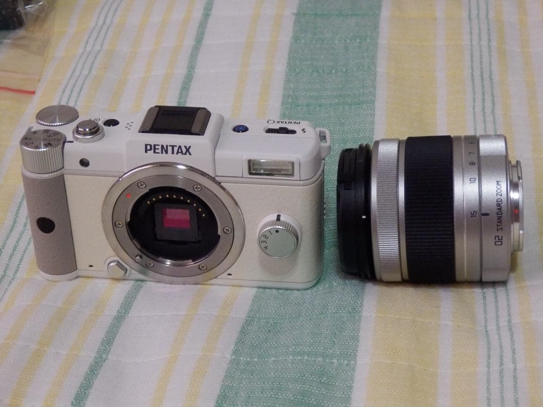 ⭕️ショット数８０★新品級❤️PENTAX Q レンズキット★白色★付属品あり