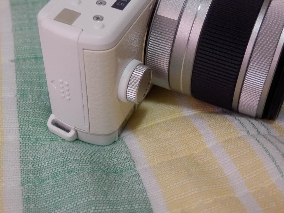 ⭕️ショット数８０★新品級❤️PENTAX Q レンズキット★白色★付属品あり