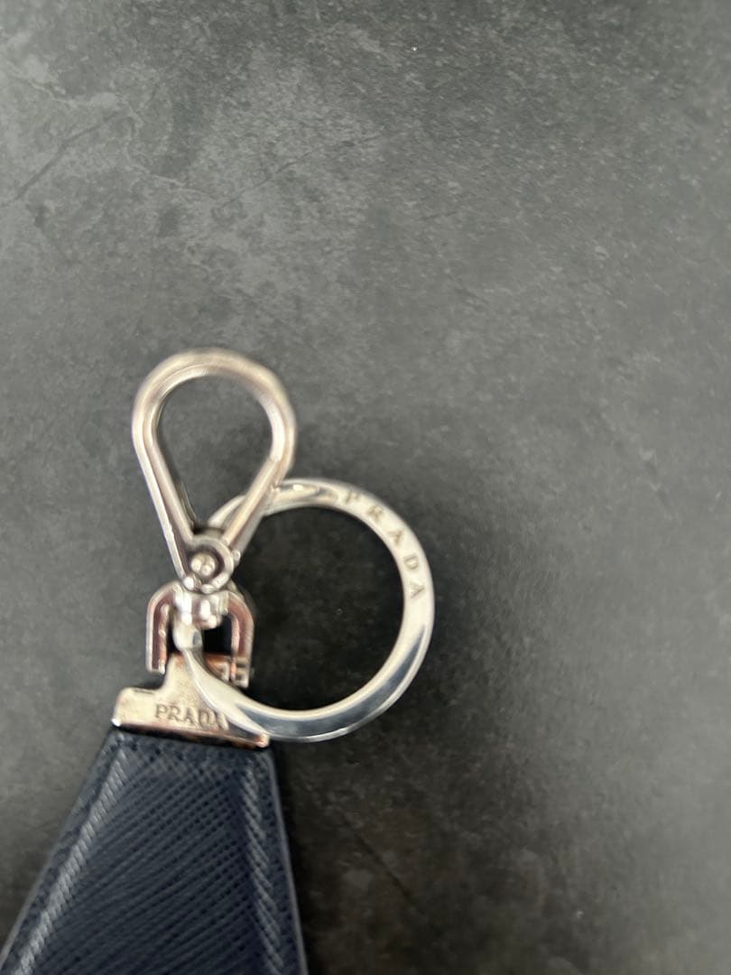 プラダ キーリング キーホルダー サフィアーノレザー トライアングル