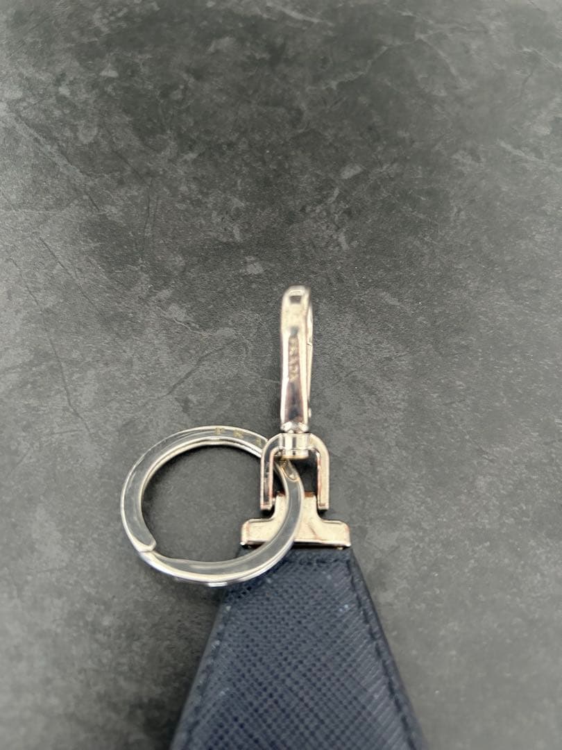 プラダ キーリング キーホルダー サフィアーノレザー トライアングル