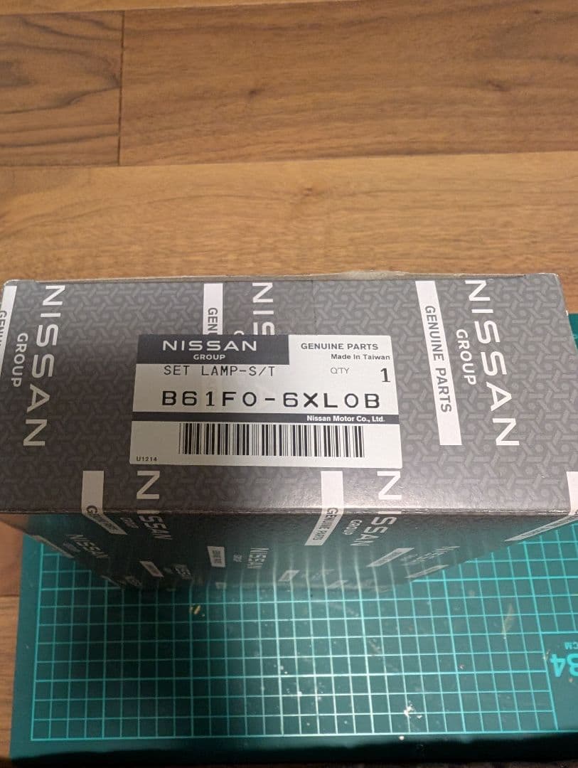 日産 ノートE13　純正オプションシーケンシャルウインカー未使用