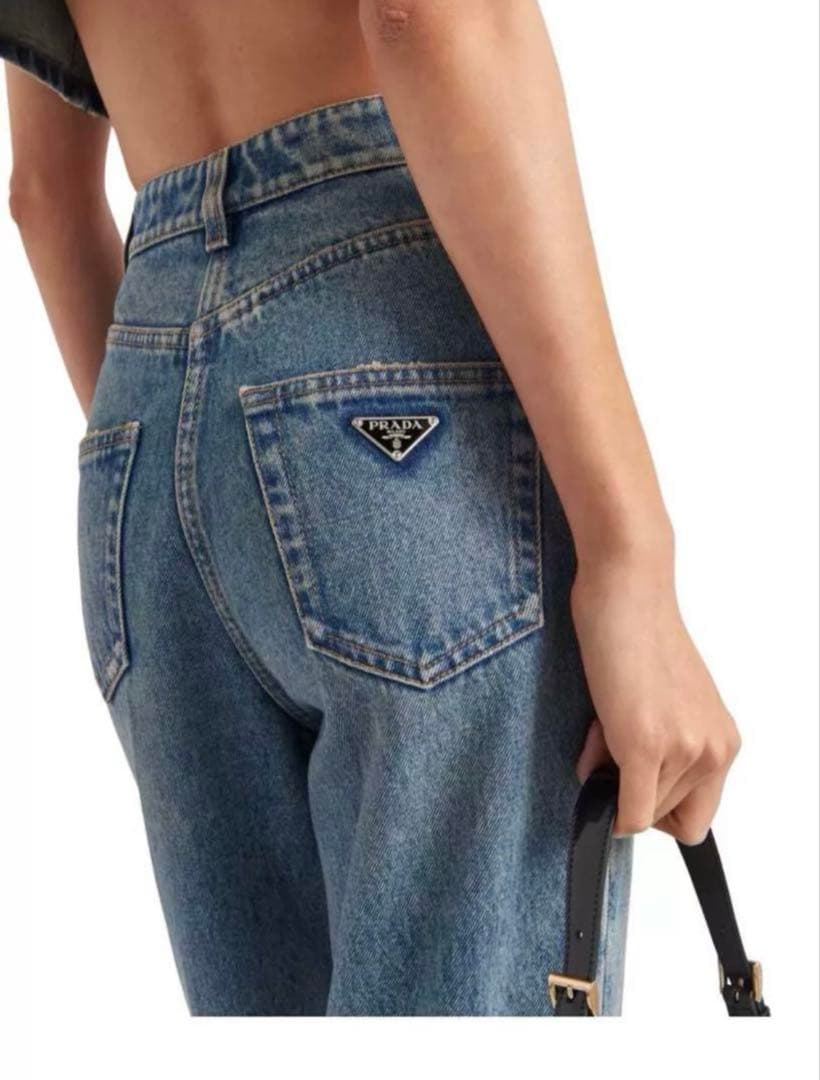 くまくま♡　プラダ(PRADA)2023ACロゴ入りダメージデニムパンツ