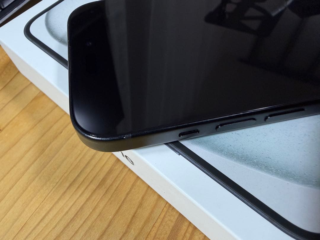 iPhone15 128GB 背面割れ