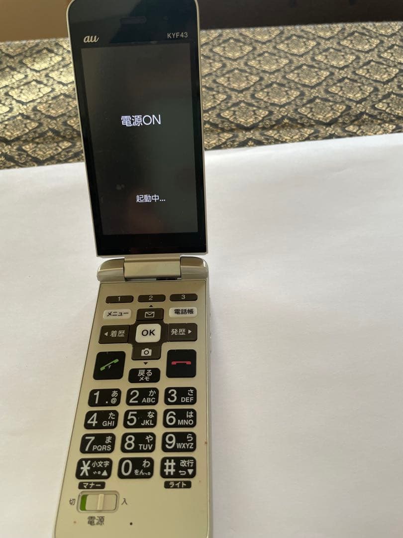 au KYF43 折りたたみ式携帯電話