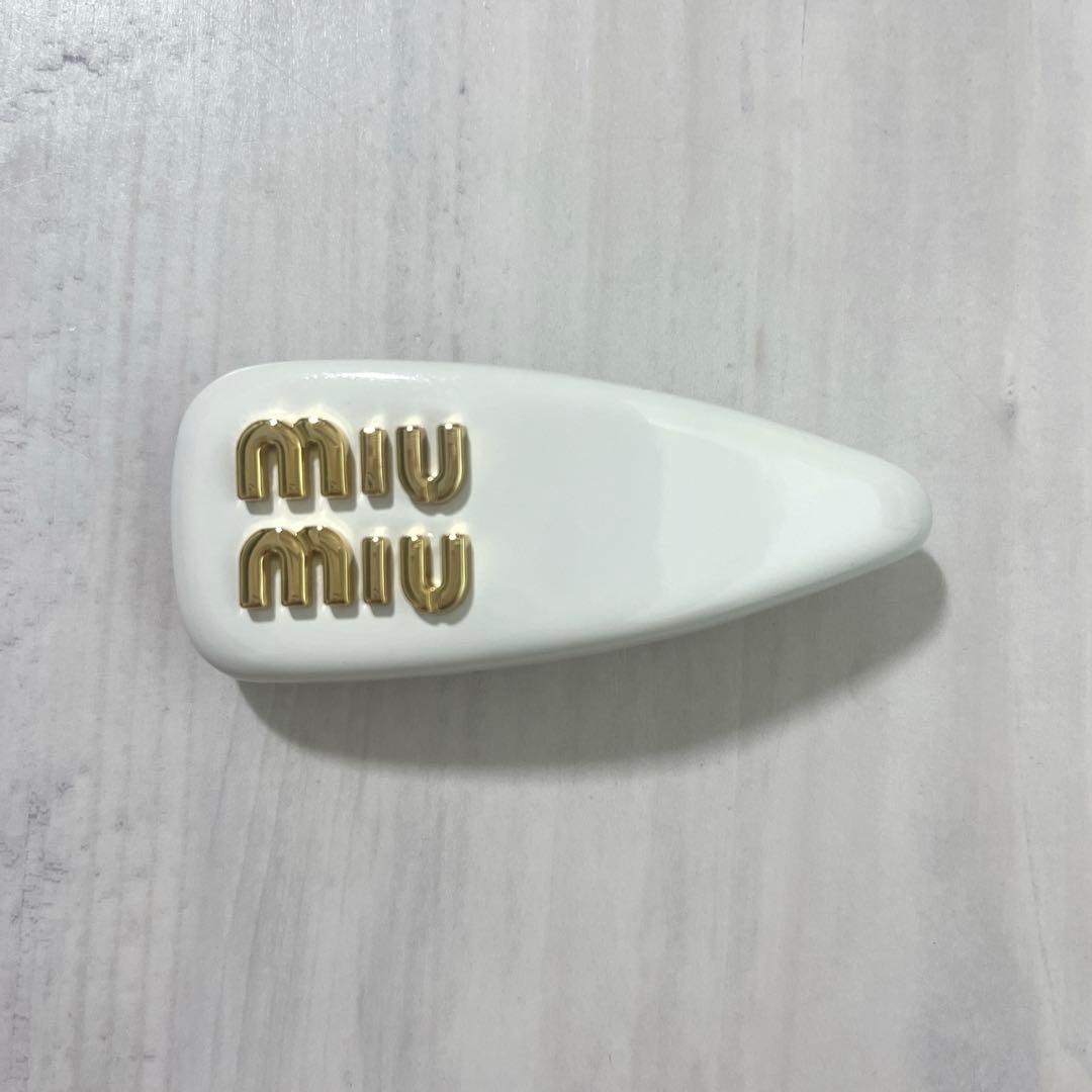 miumiu パテントレザーへアクリップホ ワイト ヘアピン