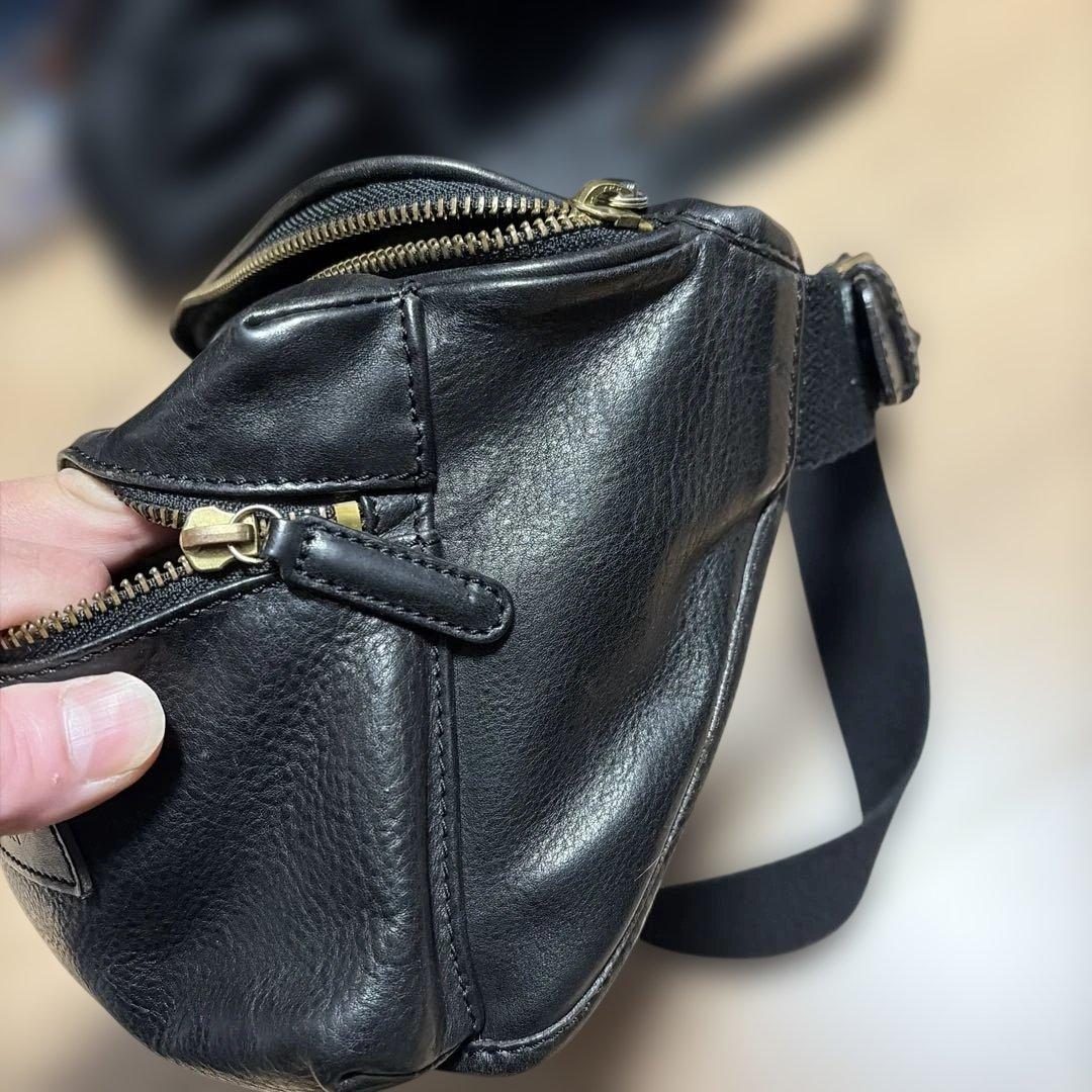 FELISIフェリージオールブラックレザーボディバッグ