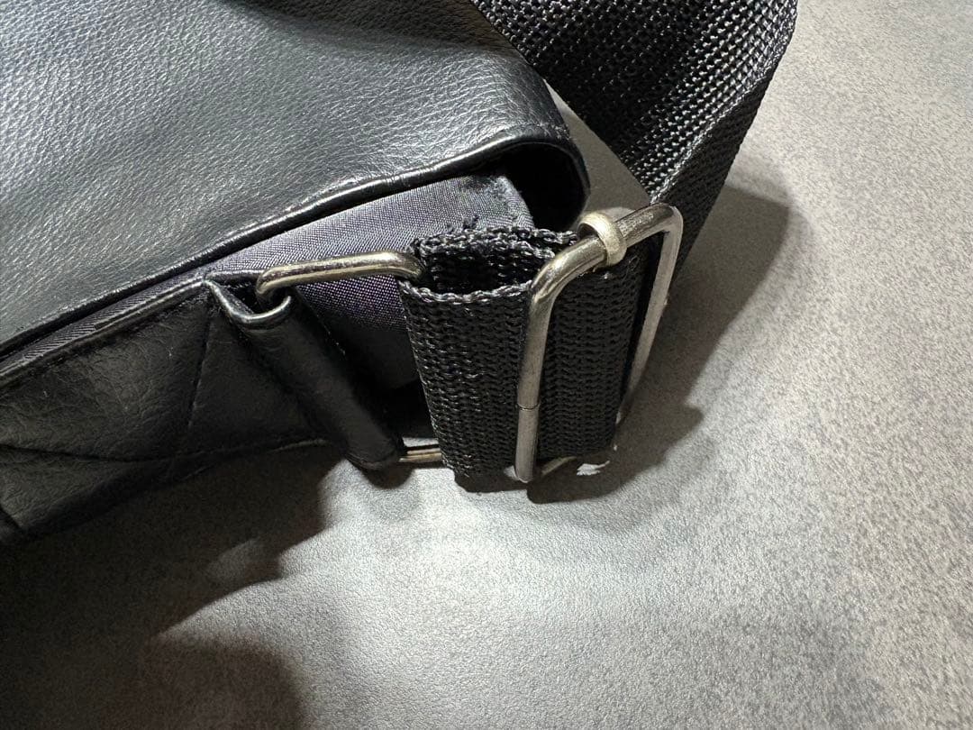 ☆男女兼用☆GIORGIO ARMANI メッセンジャーバッグ　レザーA4収納