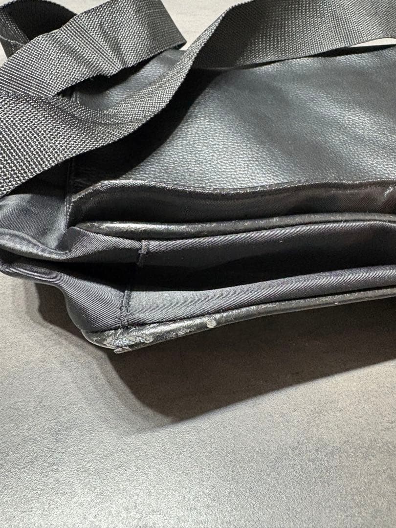 ☆男女兼用☆GIORGIO ARMANI メッセンジャーバッグ　レザーA4収納