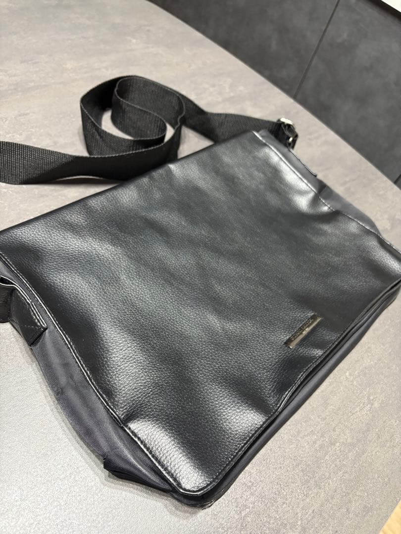 ☆男女兼用☆GIORGIO ARMANI メッセンジャーバッグ　レザーA4収納