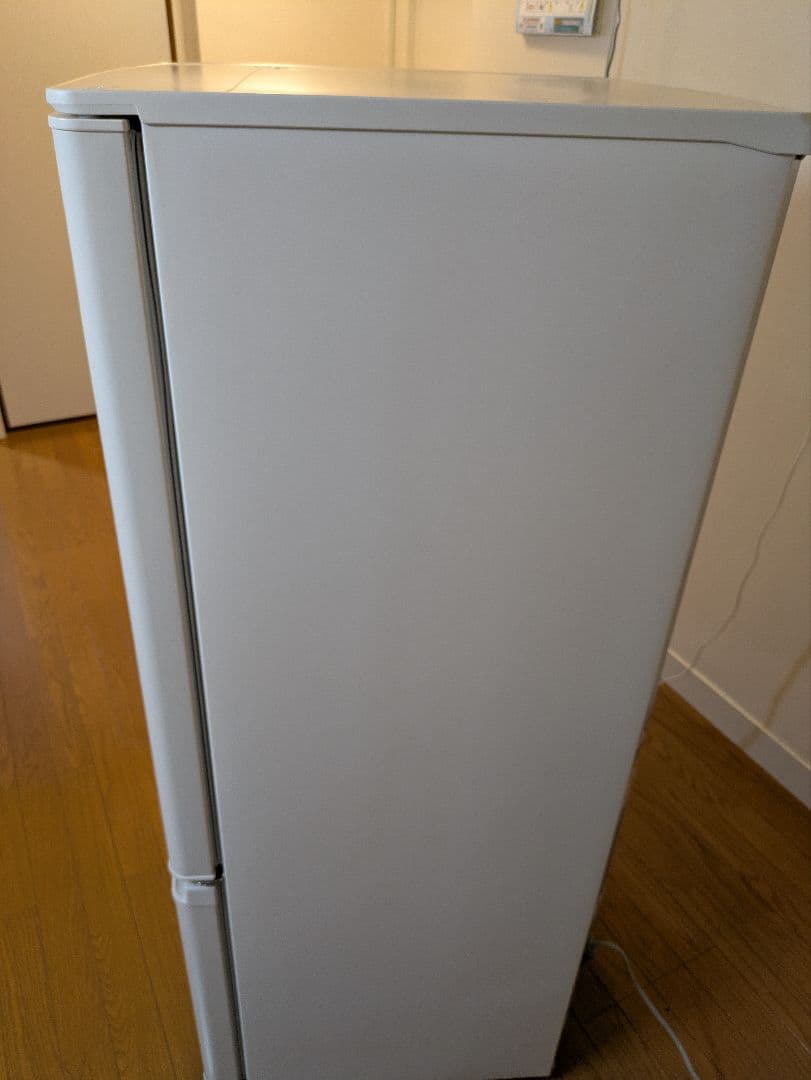 ホワイト冷蔵庫 スリムタイプ