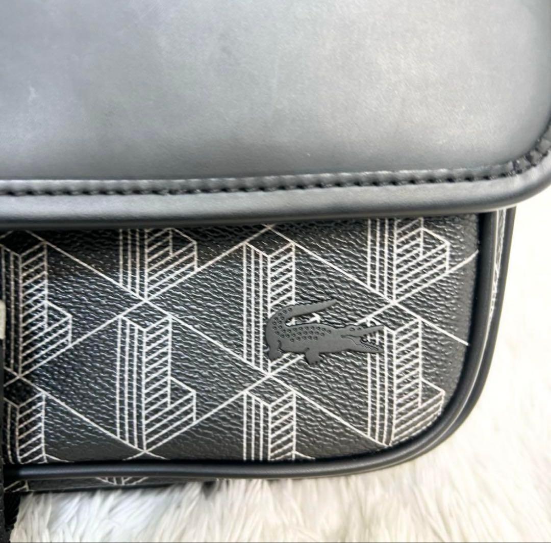 LACOSTE ザブレンド モノグラムフラップメッセンジャーバッグ