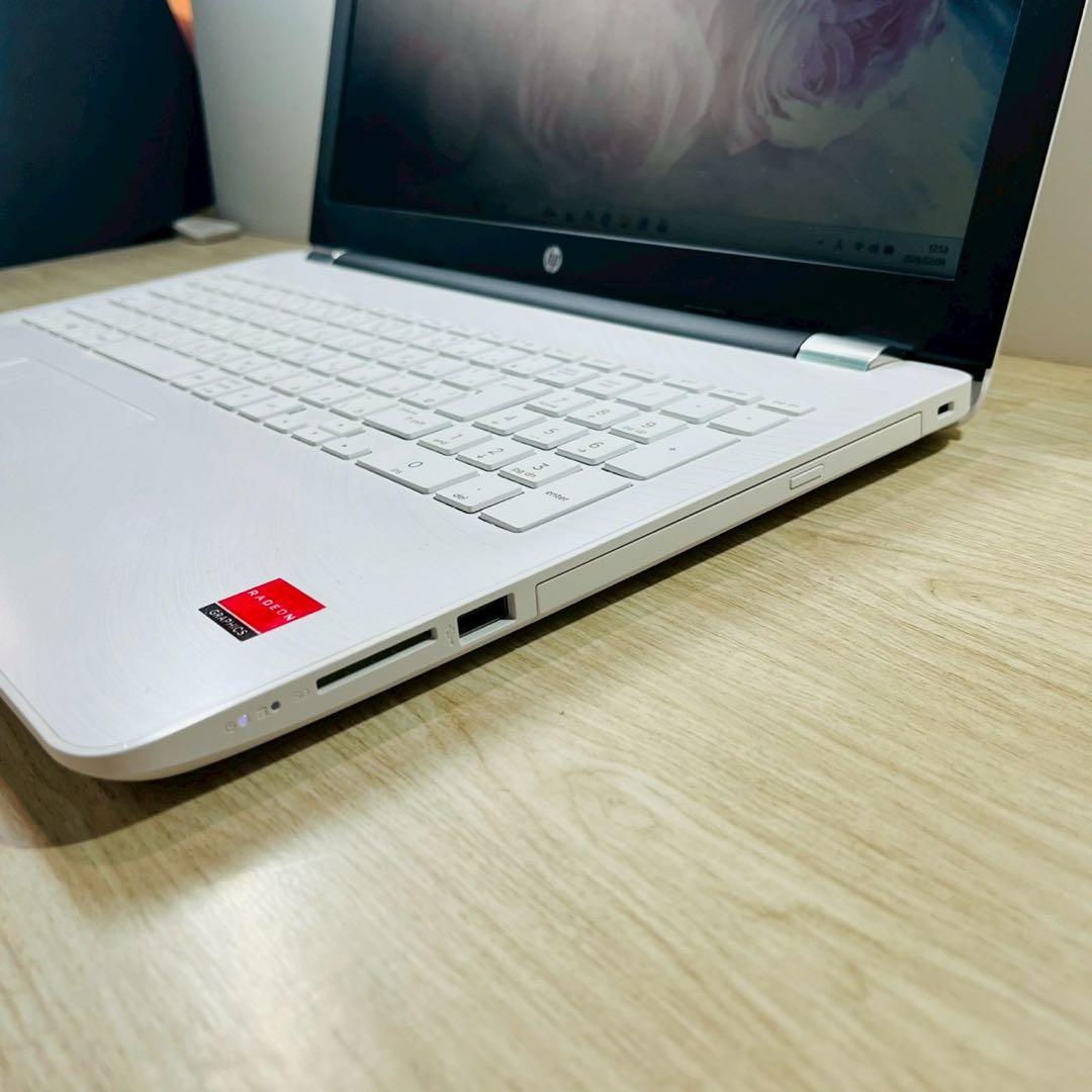 ホワイト✨爆速SSD256GB✨テンキー付✨ノートパソコン✨Windows11