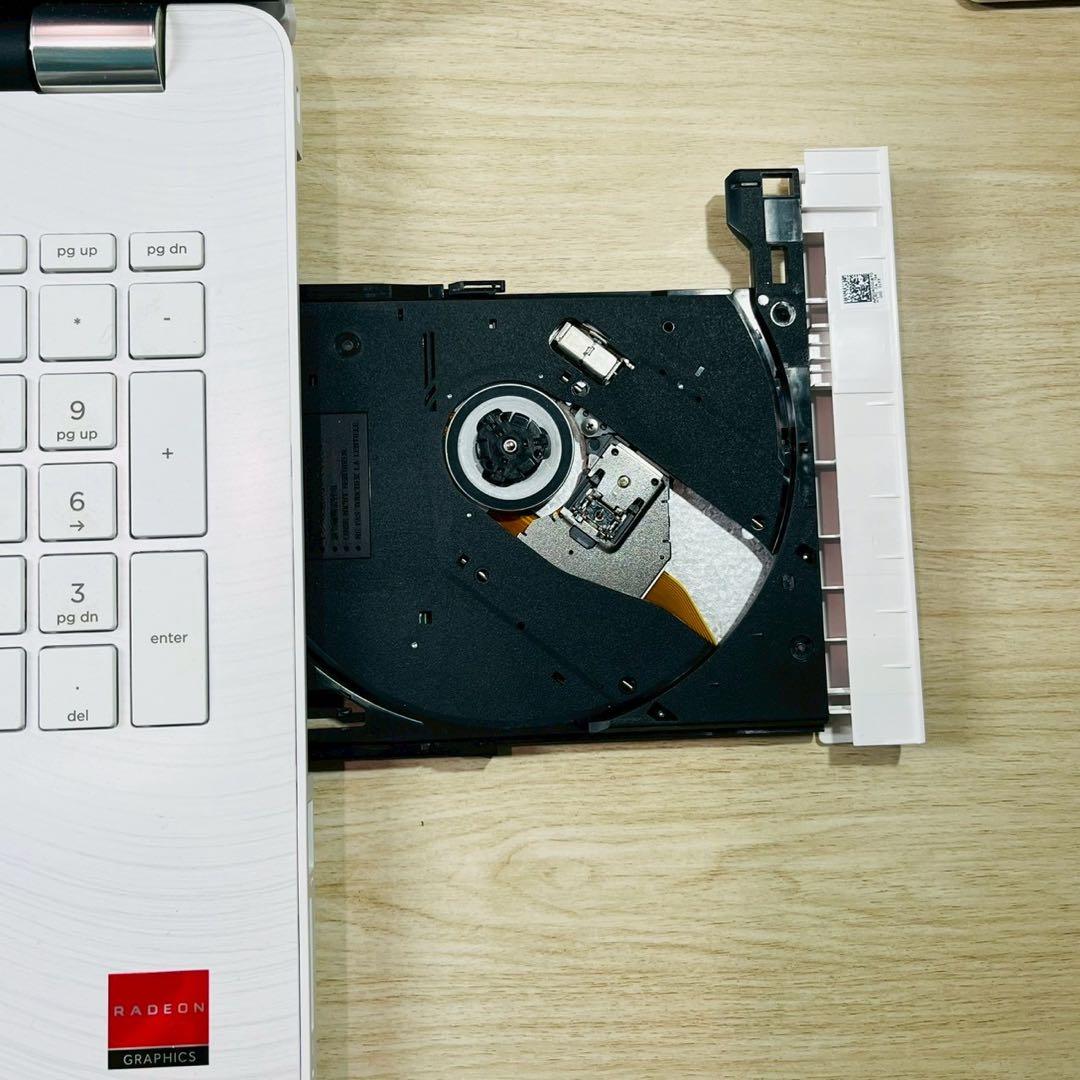 ホワイト✨爆速SSD256GB✨テンキー付✨ノートパソコン✨Windows11