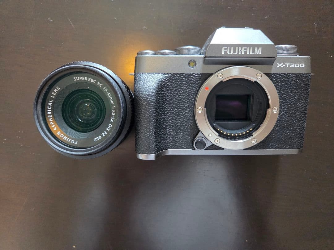 Fujifilm X-T200 ミラーレス一眼 本体とレンズ付き
