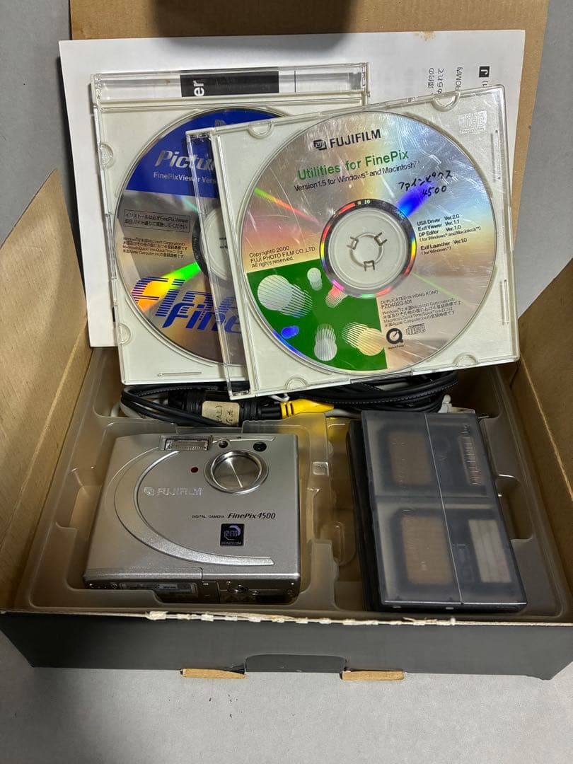 フジフイルムFujifilm FinePix 4500デジタルカメラ　カード6枚