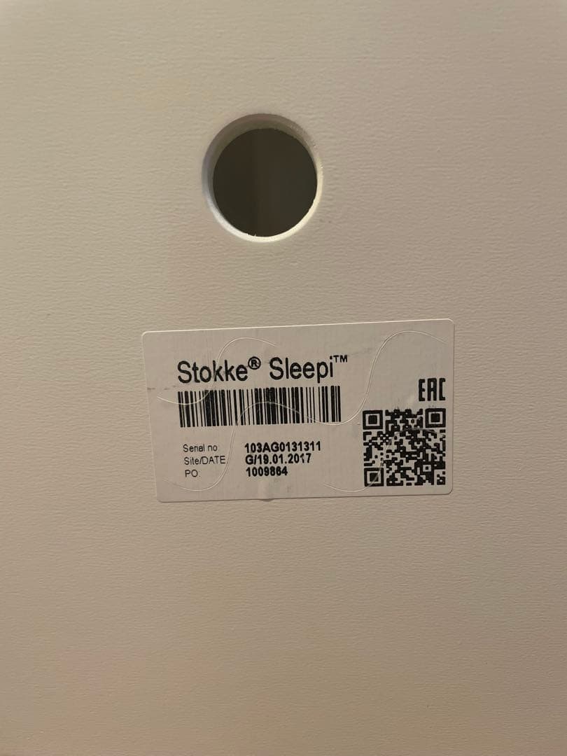 STOKKE SLEEPI ホワイトオーバル ベビーベッド