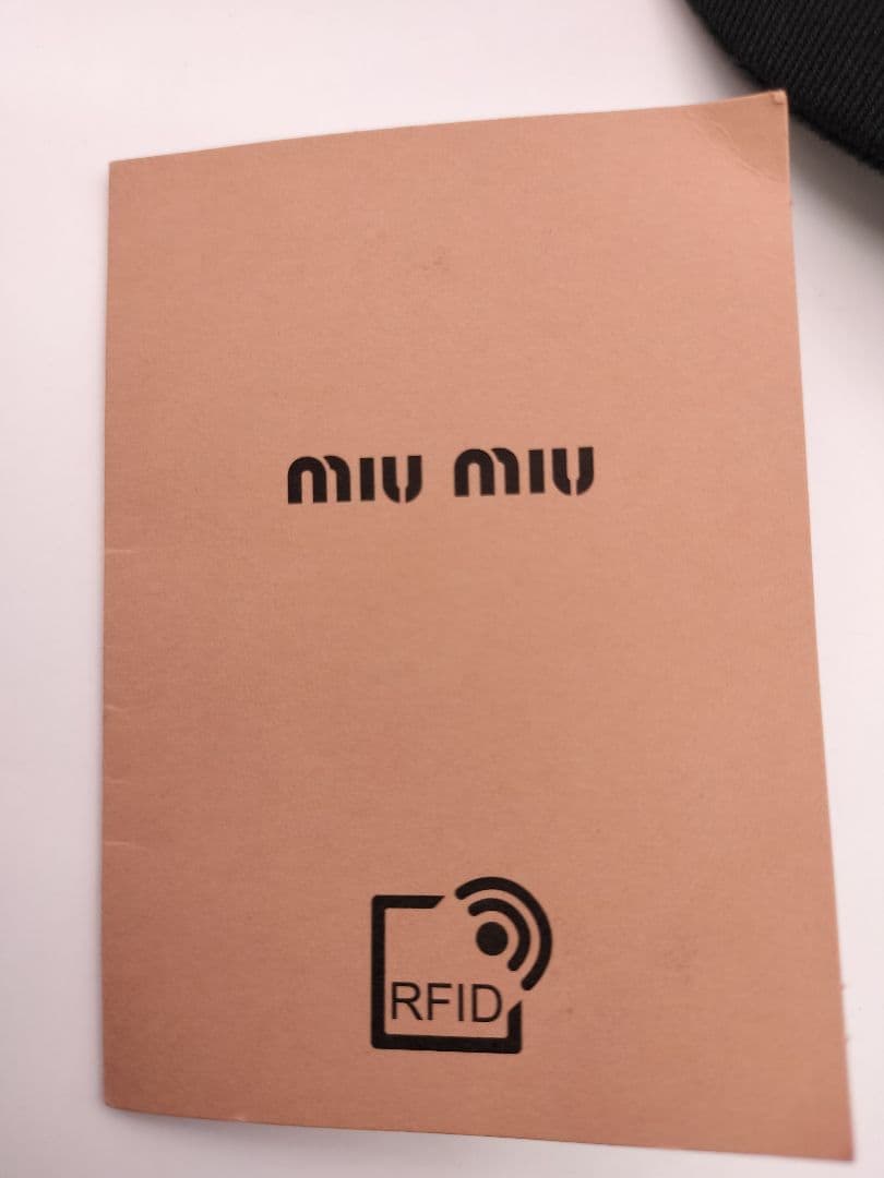 miu miu 黒 ロゴ入り ベースボールキャップ M