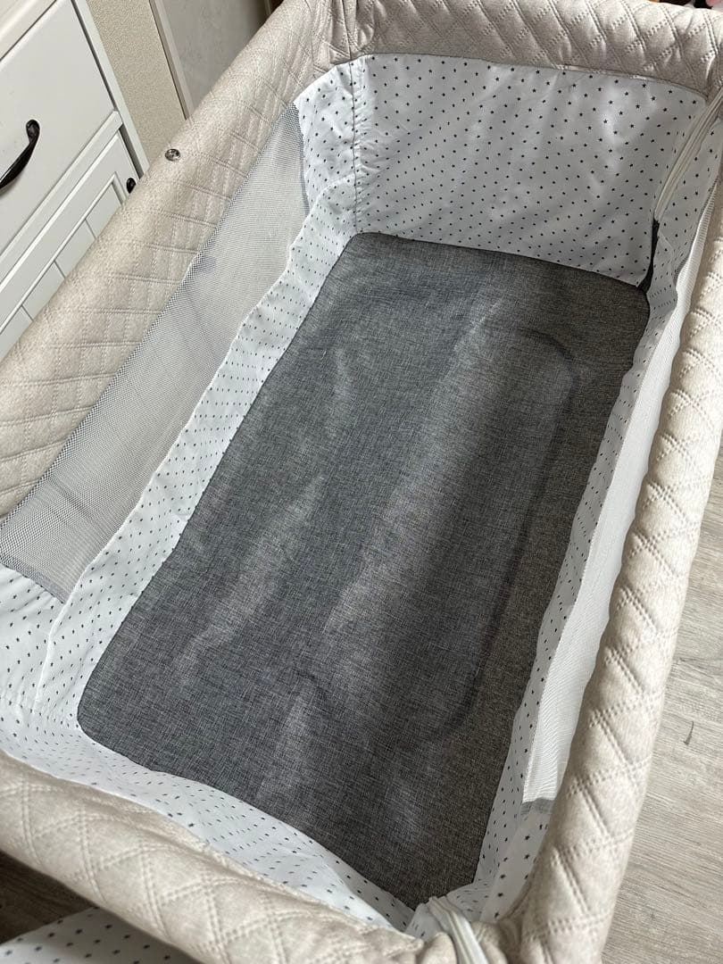 美品 折りたたみ式ベビーベッド 添い寝 コンパクトベビーベッド 収納袋付 グレー