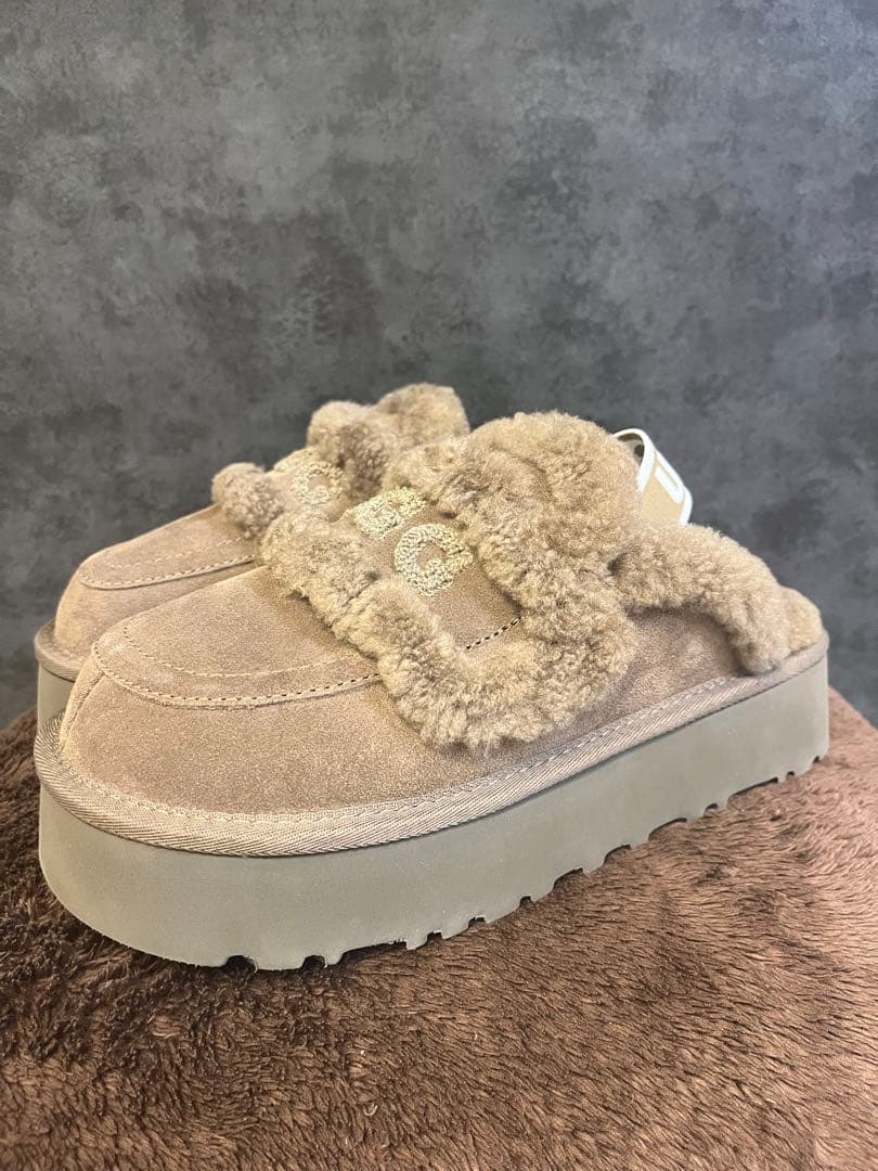 UGG 厚底サボサンダル ベージュ