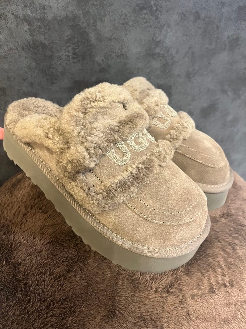 UGG 厚底サボサンダル ベージュ