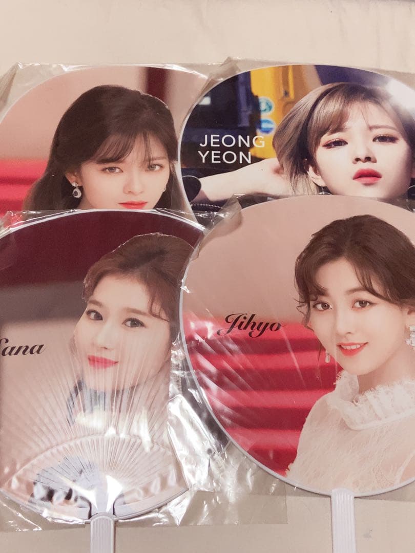 Twice まとめ売り グッズ アルバム トレカ 缶バッジ うちわ