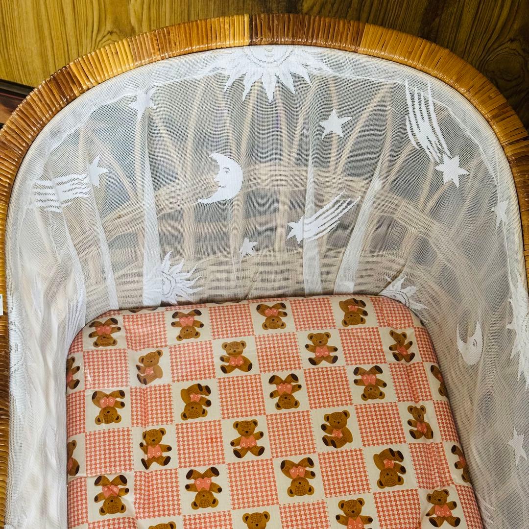 ラタン　籐　レース　ベビーベッド　ベビー家具　キャスター付き　　防水マット付き