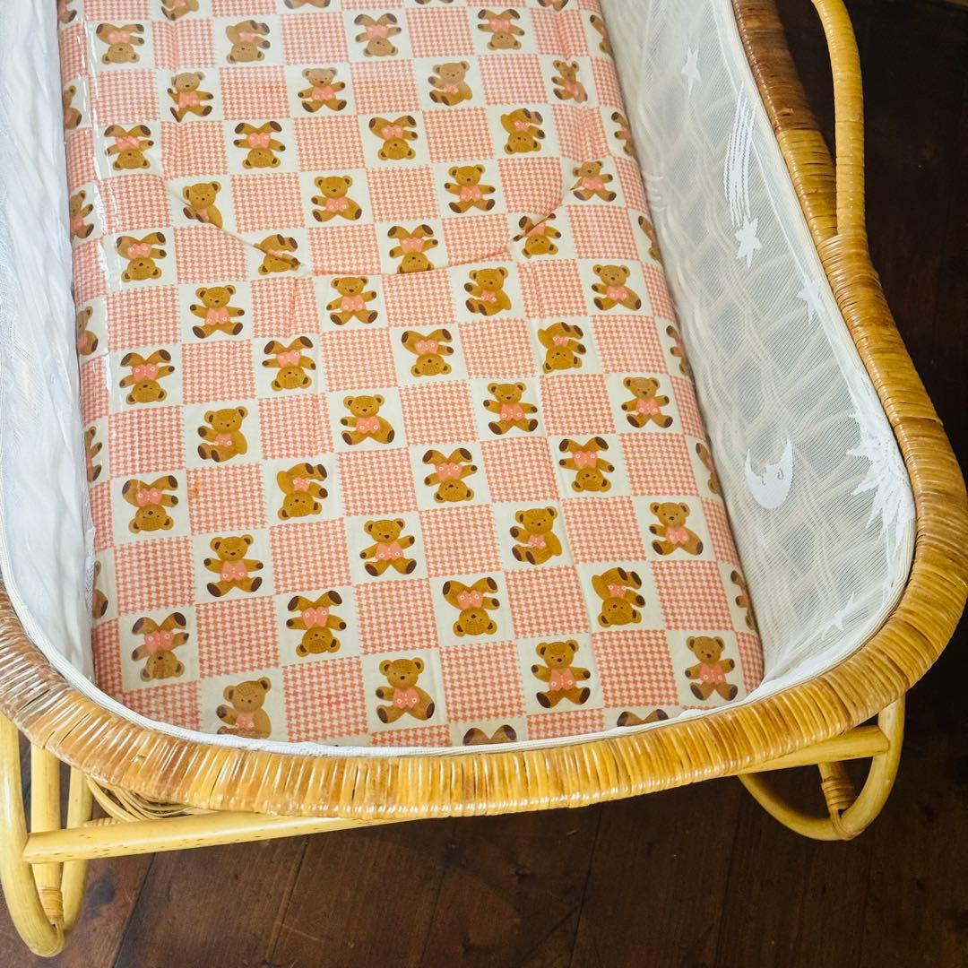ラタン　籐　レース　ベビーベッド　ベビー家具　キャスター付き　　防水マット付き