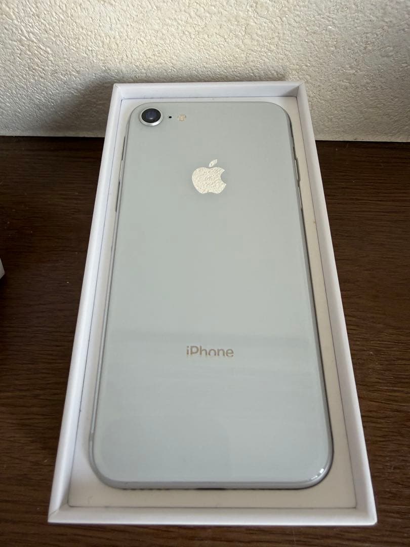 iPhone 8 シルバー　64GB バッテリー97%