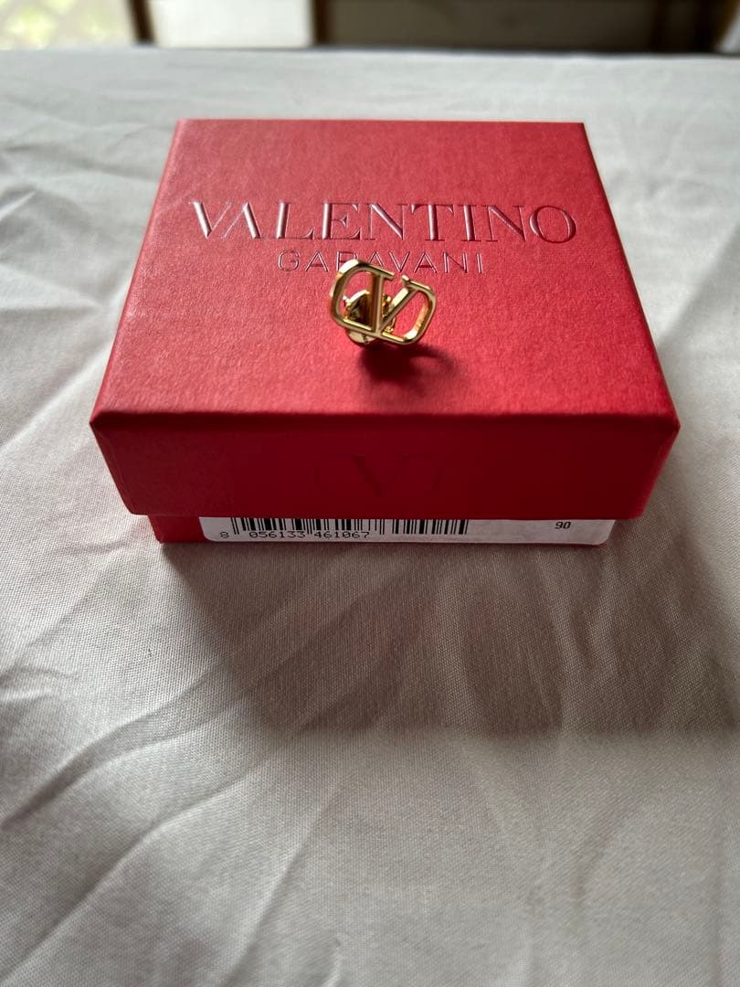 ウ*ー様 VALENTINO ゴールド ピアス (LE SSERAFIMチェウォ