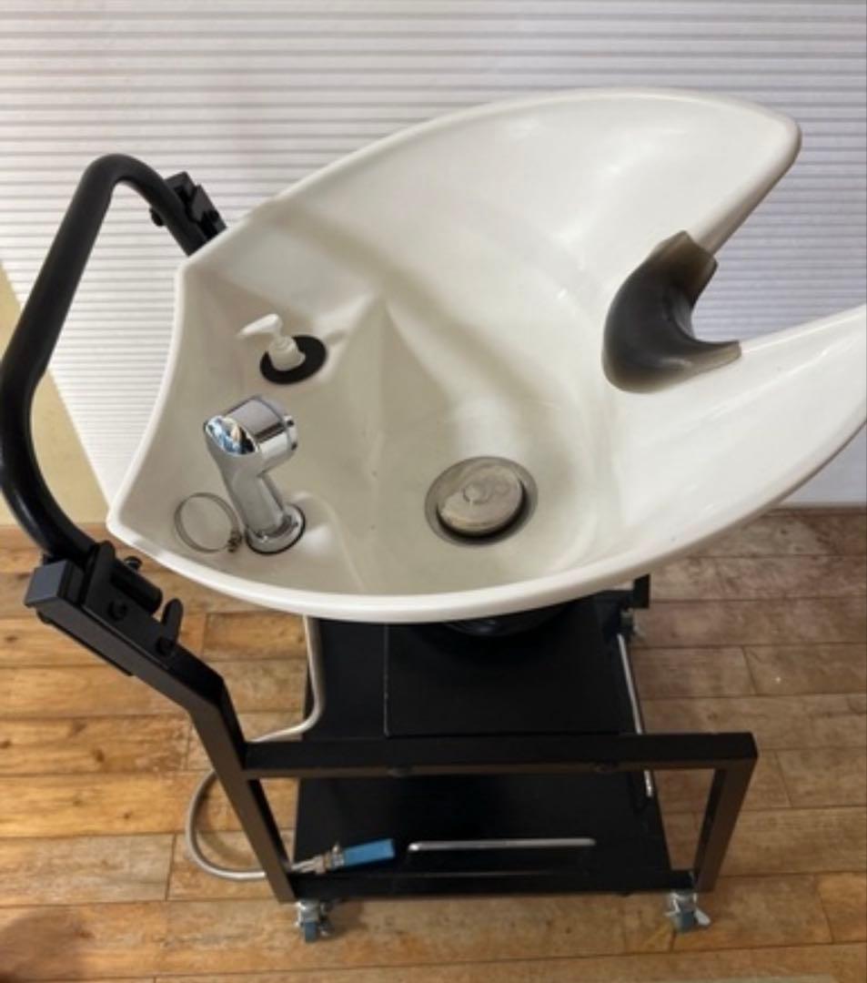 移動可能なホワイトシャンプー台