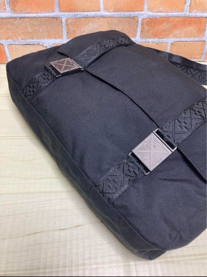 美品　ボッテガヴェネタ　黒色　キャンバス　メッセンジャーバッグ　ショルダーバッグ