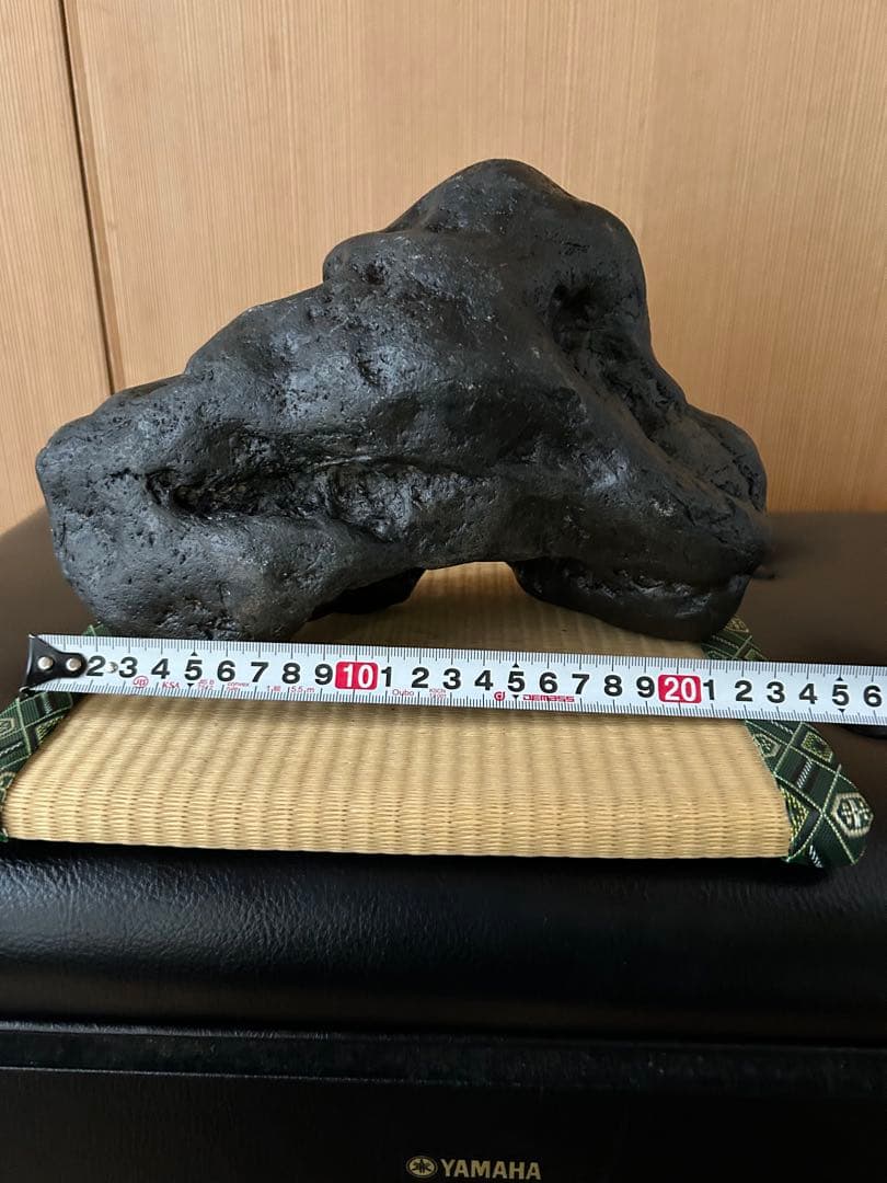 新潟県南魚沼市　水無川産　八海石うぶ石　何処からでも観れる珍しい一石